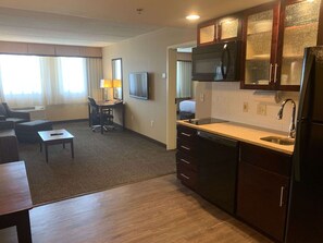 Suite, 1 King-Bett und Schlafsofa, Nichtraucher (Efficiency, Upgrade) | Schreibtisch, laptopgeeigneter Arbeitsplatz, Bügeleisen/Bügelbrett