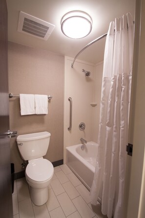 Combined shower/bathtub, free toiletries, hair dryer, towels