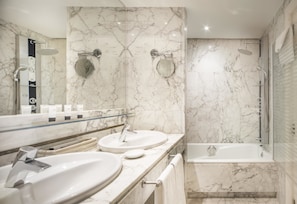 Bathroom - Hotel Lopez de Haro (Bilbao)