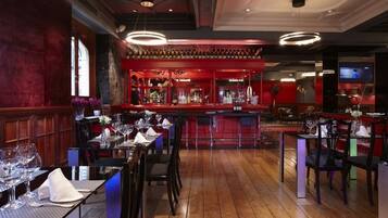 تقديم الإفطار والغداء والعشاء