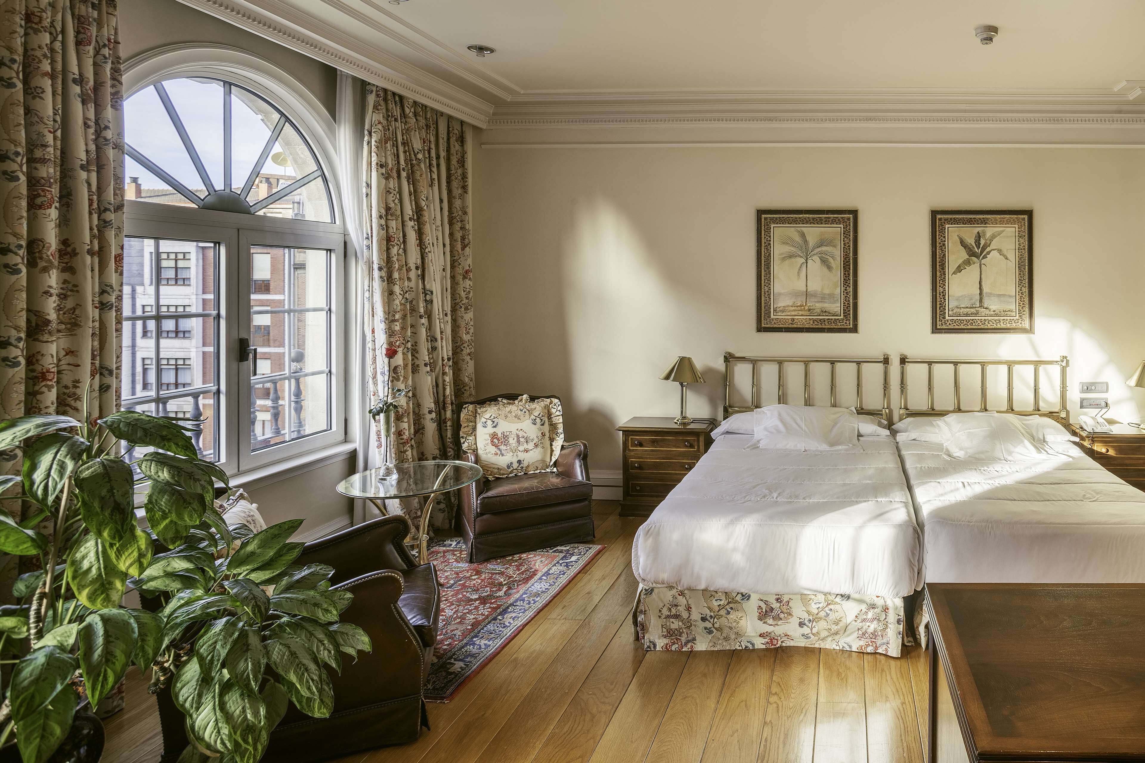 Minibar, Zimmersafe, Schreibtisch, Bügeleisen/Bügelbrett