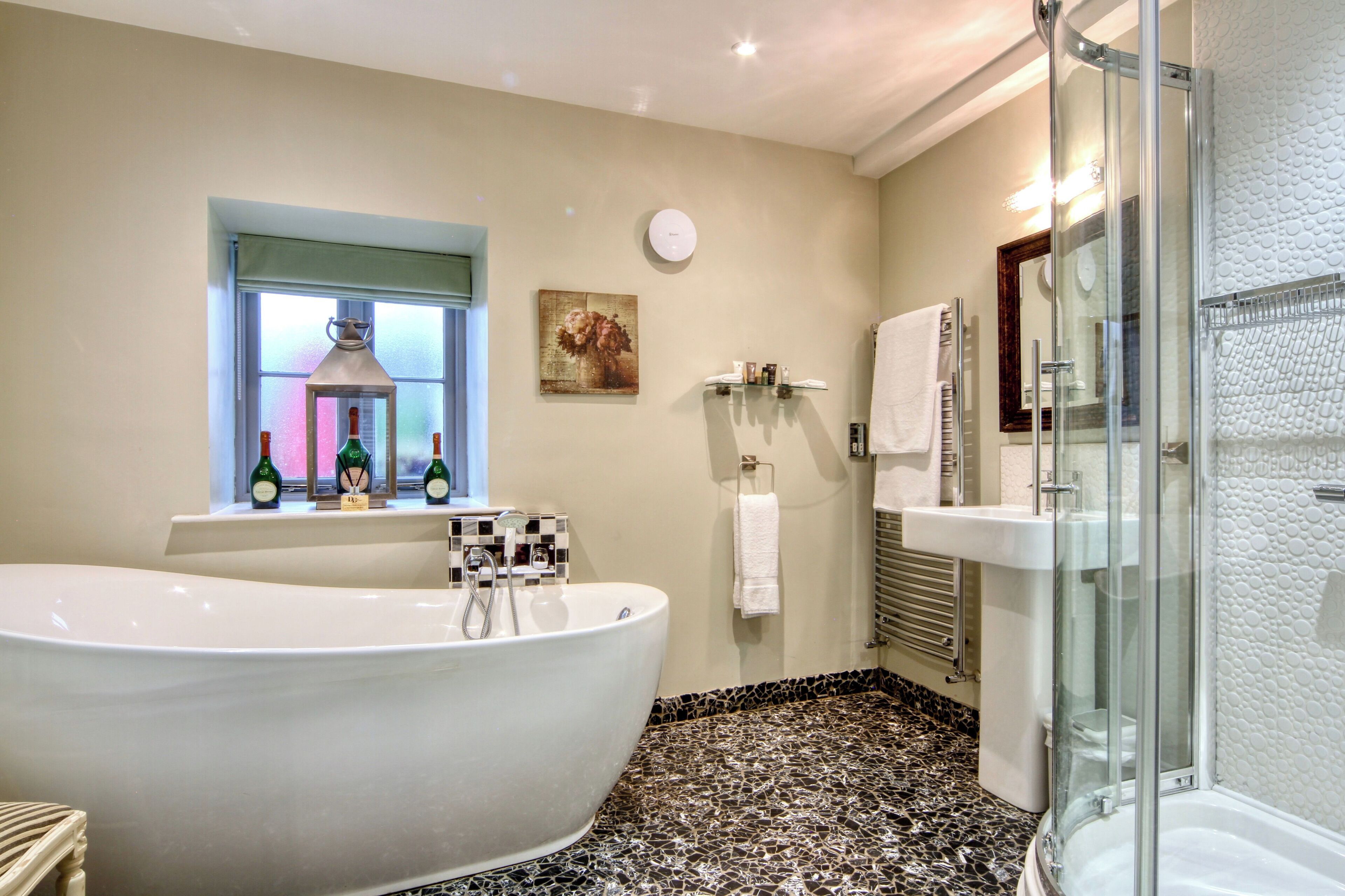 Deluxe Room | Bathroom | Free toiletries, hair dryer, towels