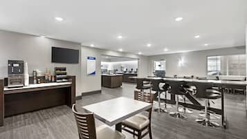 朝食 (ビュッフェ)、毎日提供 (無料)