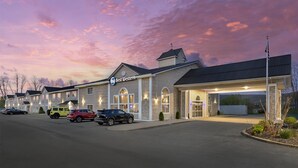 Un hôtel Best Western doté de nombreuses chambres, d’un parking et d’une entrée bien éclairée.