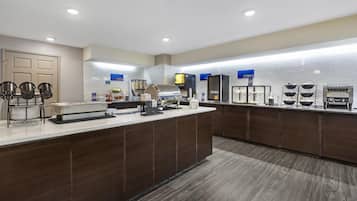 Una cocina moderna con una isla central, electrodomésticos integrados y un salpicadero de azulejos.