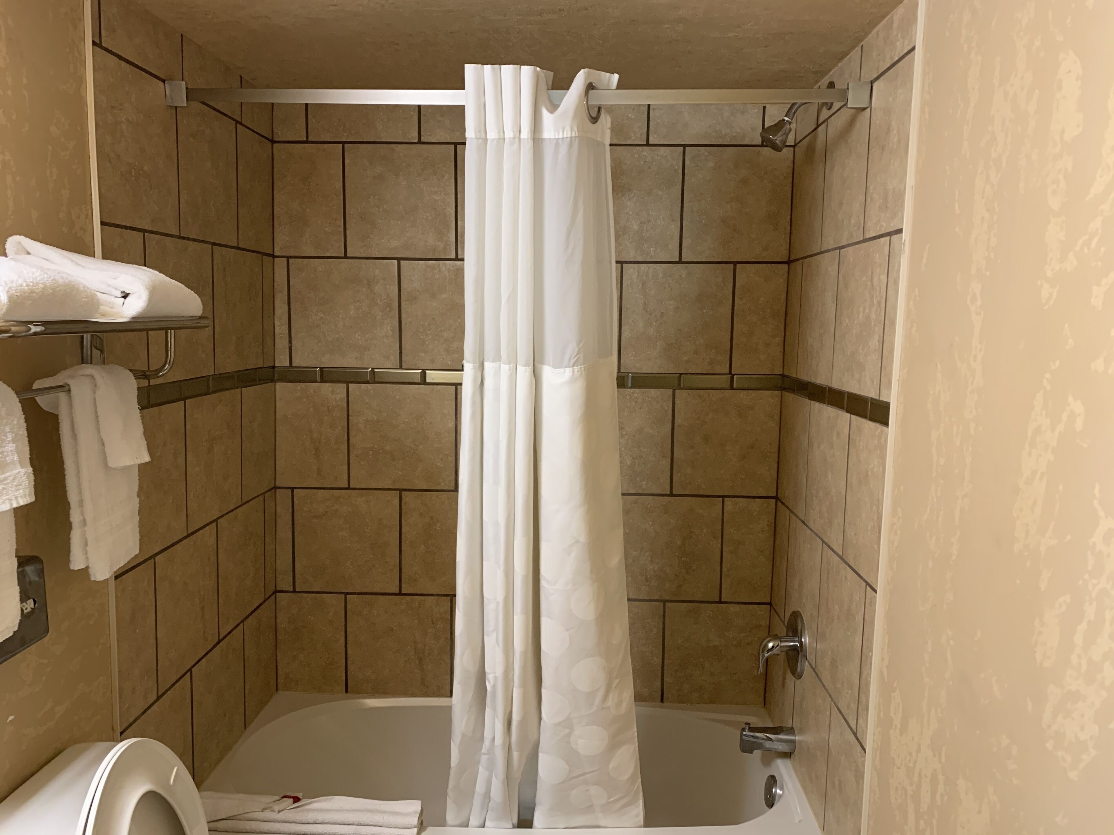 Kamer, 1 kingsize bed, niet-roken, bubbelbad (Exterior Corridor) | Badkamer | Een bad/douchecombinatie, een hydromassagedouche, gratis toiletartikelen