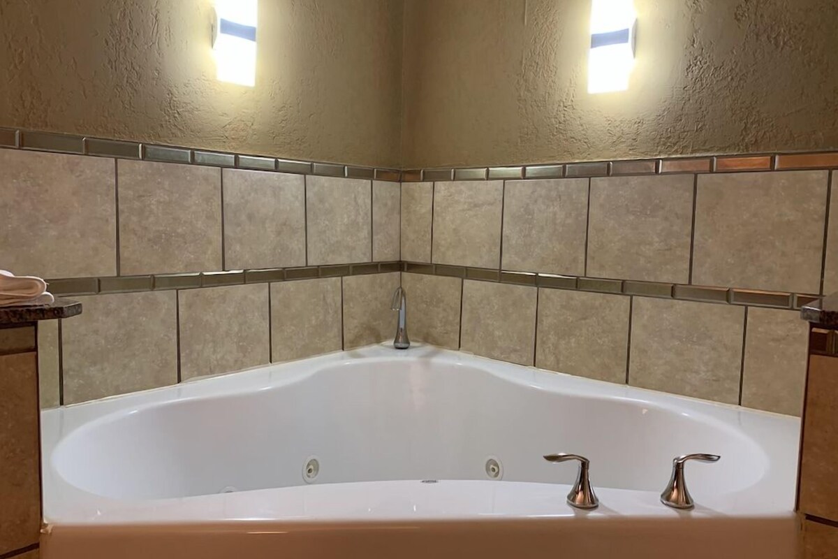 Badkamer | Een bad/douchecombinatie, een hydromassagedouche, gratis toiletartikelen