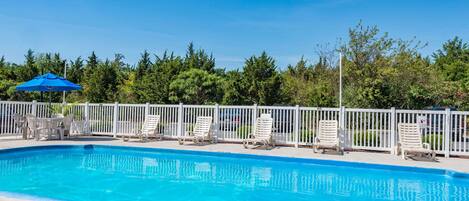 Piscina externa sazonal, funciona das 10h às 20h, guarda-sóis