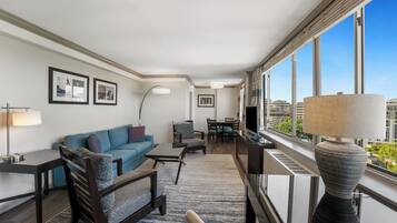 Egyptian cotton sheets, premium bedding, in-room safe, desk