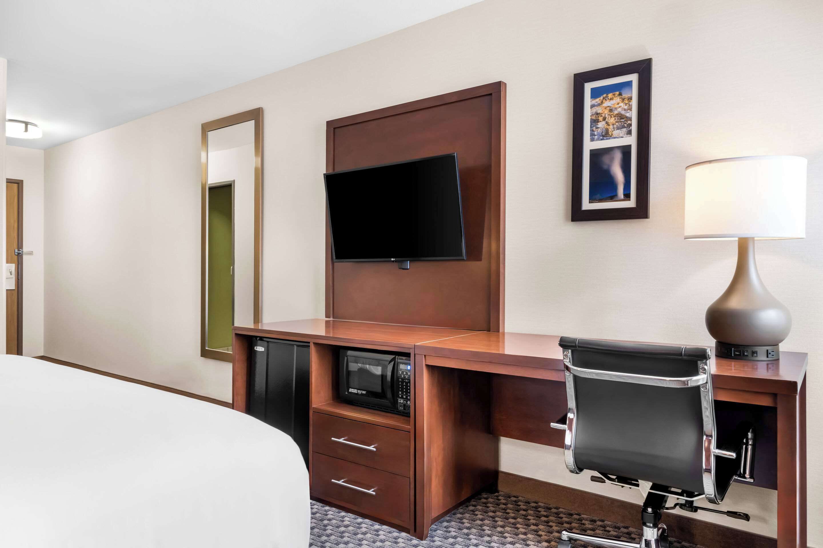 standard room, 1 king bed, non smoking | premium bedding, individually decorated, desk, laptop workspace