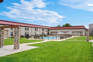 Seasonal outdoor pool - Comfort Inn by Choice Hotels (Cody)