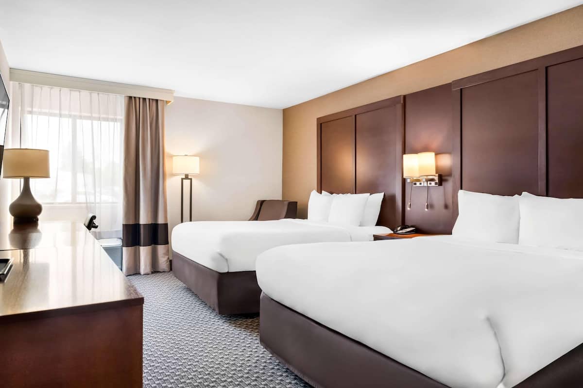 Luxe beddengoed, een bureau, een laptopwerkplek