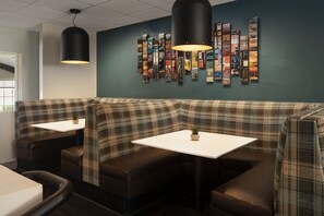Breakfast, lunch and dinner served - Four Points by Sheraton Tucson Airport (Tucson)