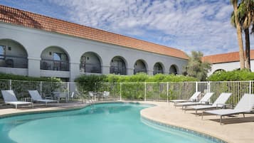 Ulkouima-allas avoinna 8.00–22.00, aurinkovarjoja, aurinkotuoleja