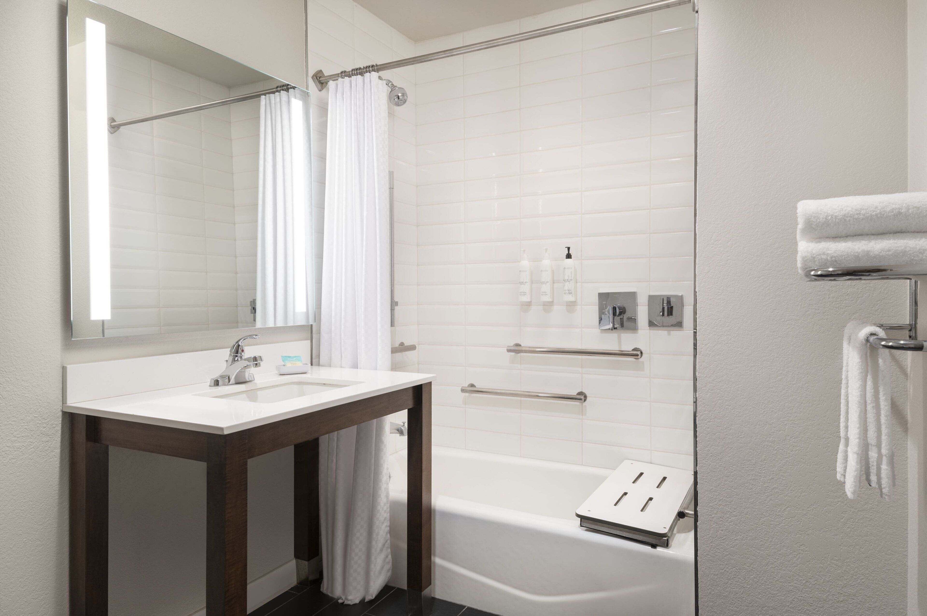 traditional room, 1 king bed (mobility accessible, tub) | bathroom | combined shower/bathtub, free toiletries, hair dryer, towels