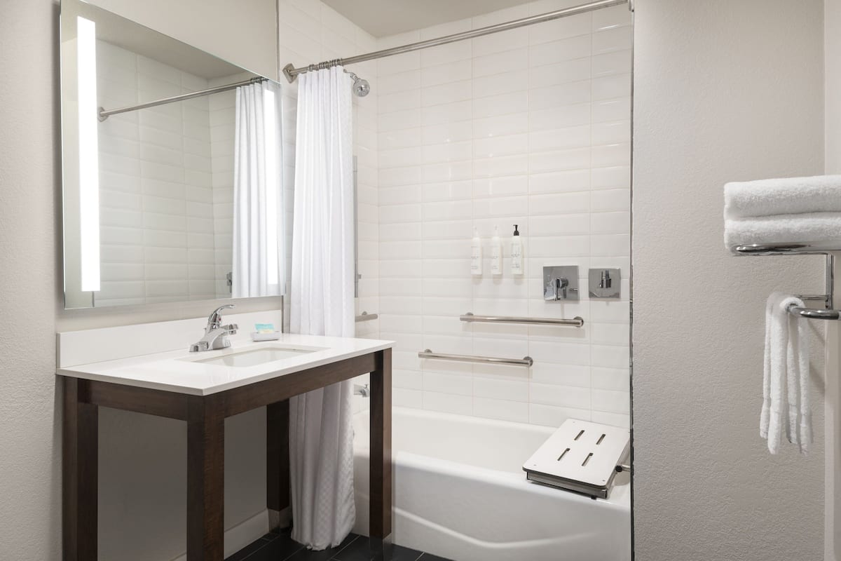 traditional room, 1 king bed (mobility accessible, tub) | bathroom | combined shower/bathtub, free toiletries, hair dryer, towels