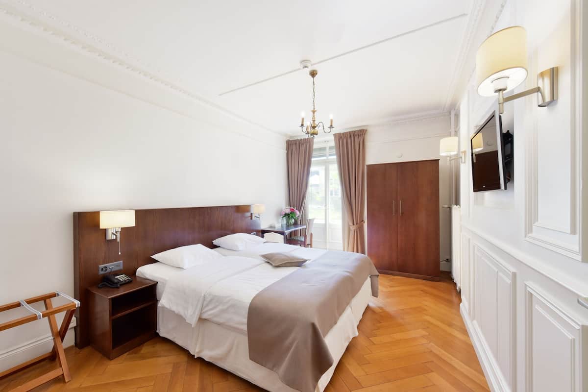 Camera con letto matrimoniale o 2 letti singoli | Minibar, una cassaforte in camera, una scrivania, Wi-Fi gratuito