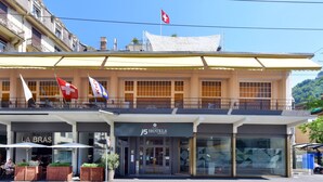 A hotel with a Swiss flag, a balcony, and a sign for 'j5 Hotels'. - J5 Hotels Helvetie Montreux (Montreux)