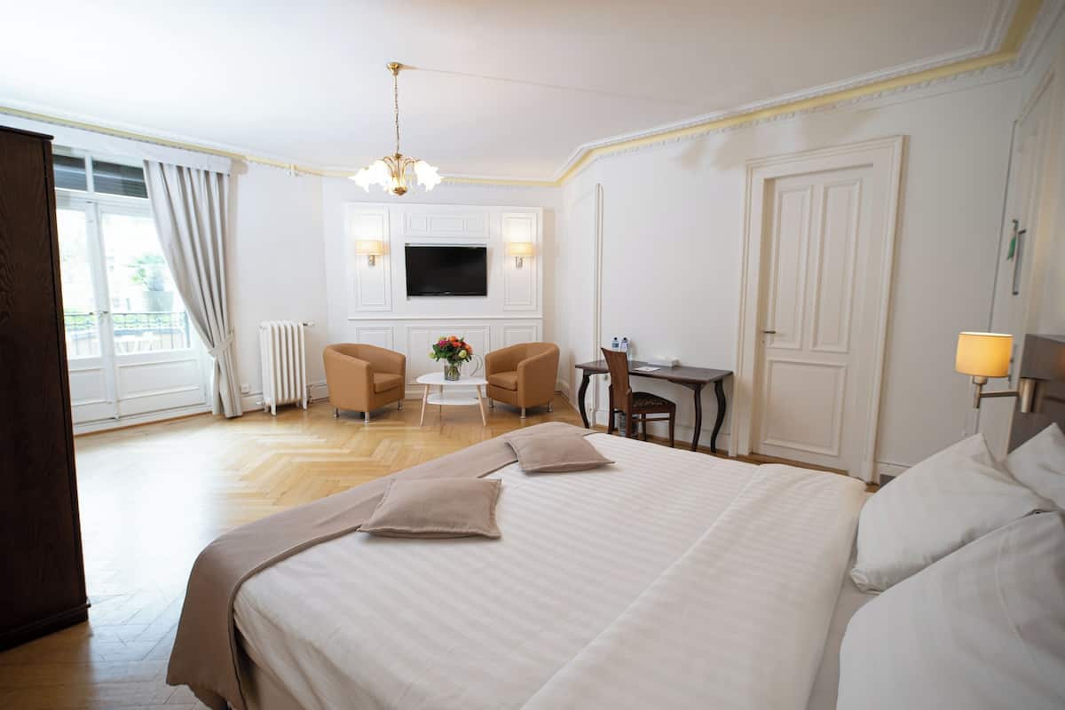 Triple Room | Minibar, in-room safe, desk, free WiFi