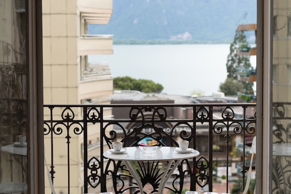 Superior Room with Balcony and Lake View | Frigobar, cofres nos quartos, escrivaninha, Wi-Fi de cortesia