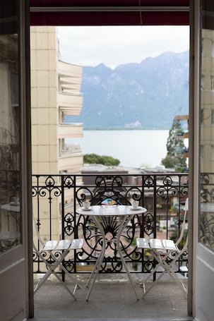 Superior Room with Balcony and Lake View. J5 Hotels Helvetie Montreux