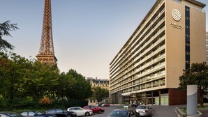 Un hotel dal design moderno, con un logo ben visibile sulla facciata.