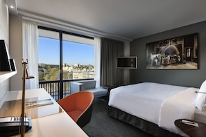 Deluxe-Zimmer, 1 King-Bett, Balkon, Turm (HighFloor, Eiffel Tower View) | Hochwertige Bettwaren, Zimmersafe, Schreibtisch, schallisolierte Zimmer