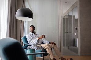 Luxe penthouse, 1 kingsize bed met slaapbank | Luxe beddengoed, een kluis op de kamer, een bureau, geluiddichte muren