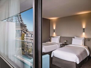 Superior kamer, 2 eenpersoonsbedden (High Floor, Eiffel Tower View) | Luxe beddengoed, een kluis op de kamer, een bureau, geluiddichte muren