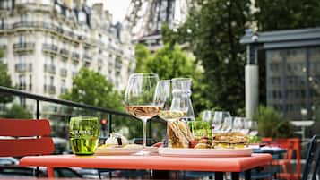 ์ ์ฌ ์์ฌ ๋ฐ ์ ๋
์์ฌ ์ ๊ณต, ์ธ๊ณ ์๋ฆฌ