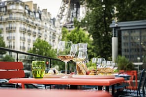 Déjeuner et dîner servis sur place, spécialités Cuisine internationale
