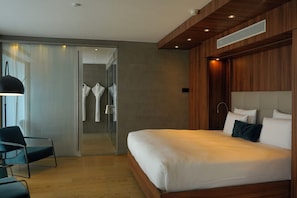 Luxe penthouse, 1 kingsize bed met slaapbank | Luxe beddengoed, een kluis op de kamer, een bureau, geluiddichte muren