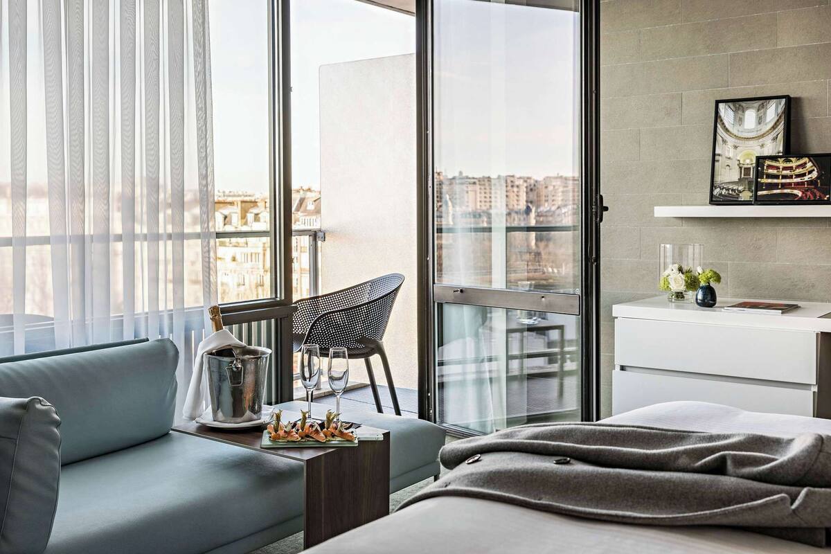 Deluxe Room, 2 Single Beds, Balcony (2 twin and sofabed, Eiffel Tower View)