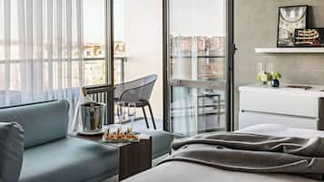 Quarto luxo, 2 camas de solteiro, sacada (2 twin and sofabed, Eiffel Tower View) | Roupas de cama premium, cofres nos quartos, escrivaninha