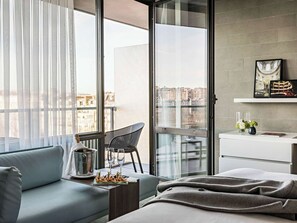 Camera Deluxe, 2 letti singoli, balcone (2 twin and sofabed, Eiffel Tower View) | Biancheria da letto di alta qualità, cassaforte in camera, una scrivania
