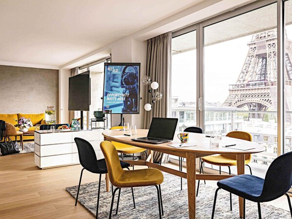 Luxe penthouse, 1 kingsize bed met slaapbank | Luxe beddengoed, een kluis op de kamer, een bureau, geluiddichte muren