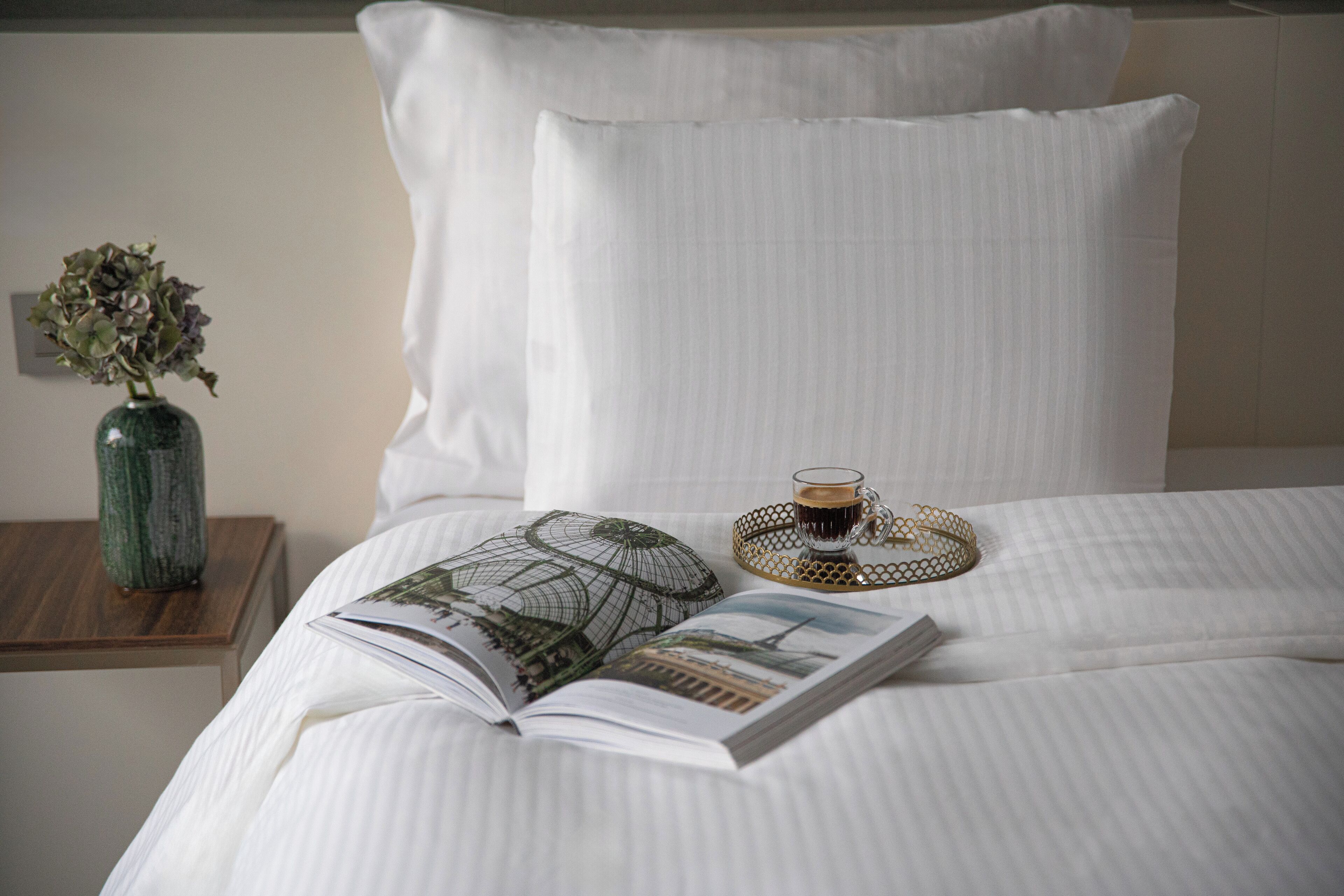 高档床上用品、客房内保险箱、办公桌、隔音