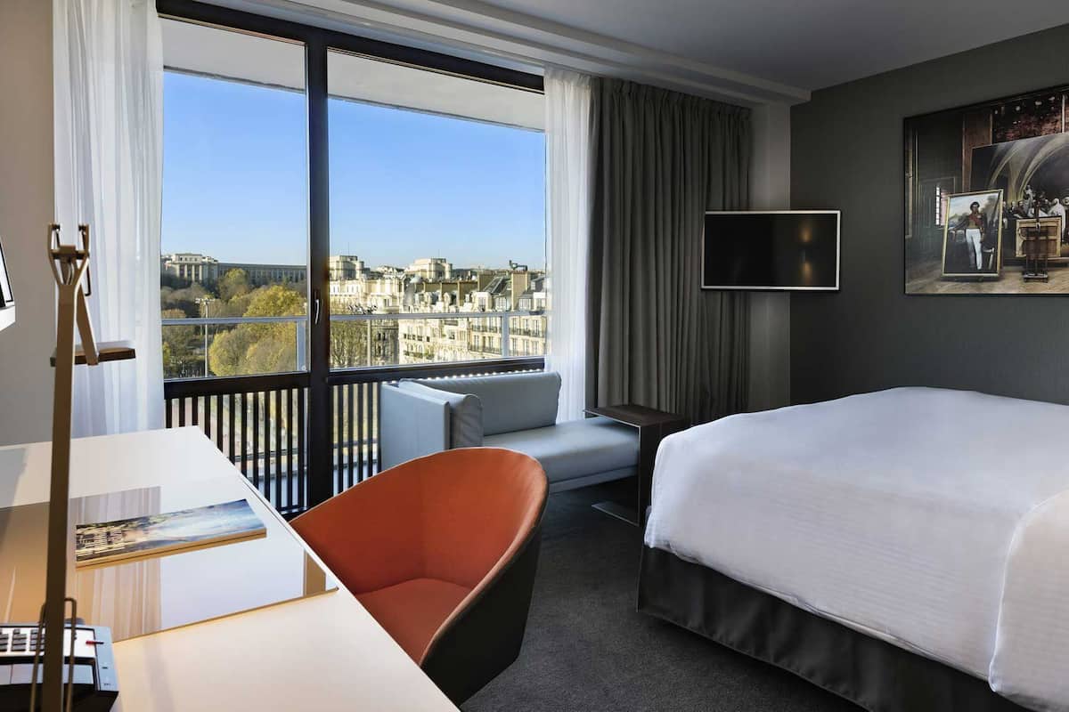 Deluxe-huone, 1 suuri parisänky, parveke (Eiffel Tower View) | Ylelliset vuodevaatteet, tallelokero huoneessa, työpöytä, äänieristys