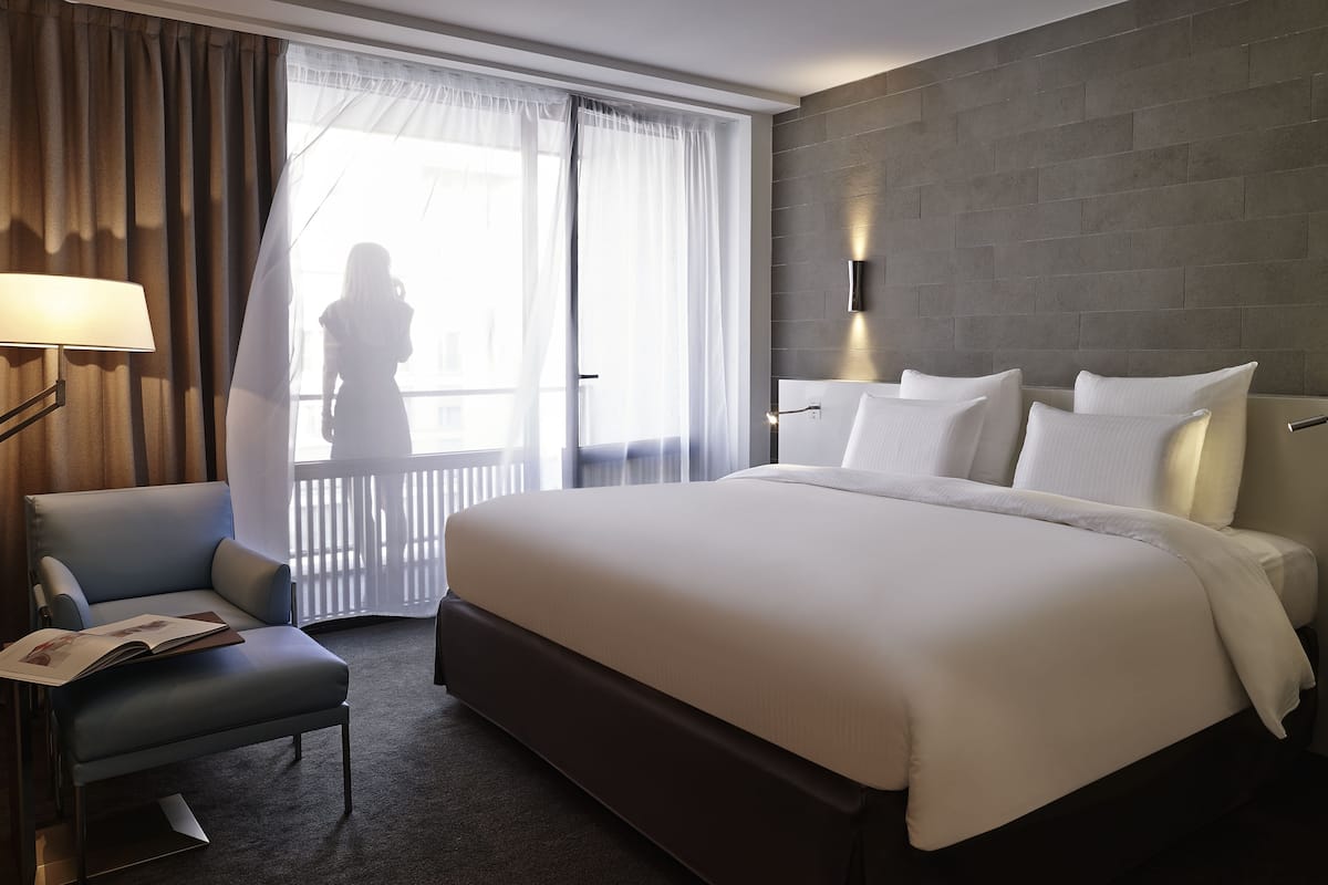 Premium bedding, in-room safe, desk, soundproofing