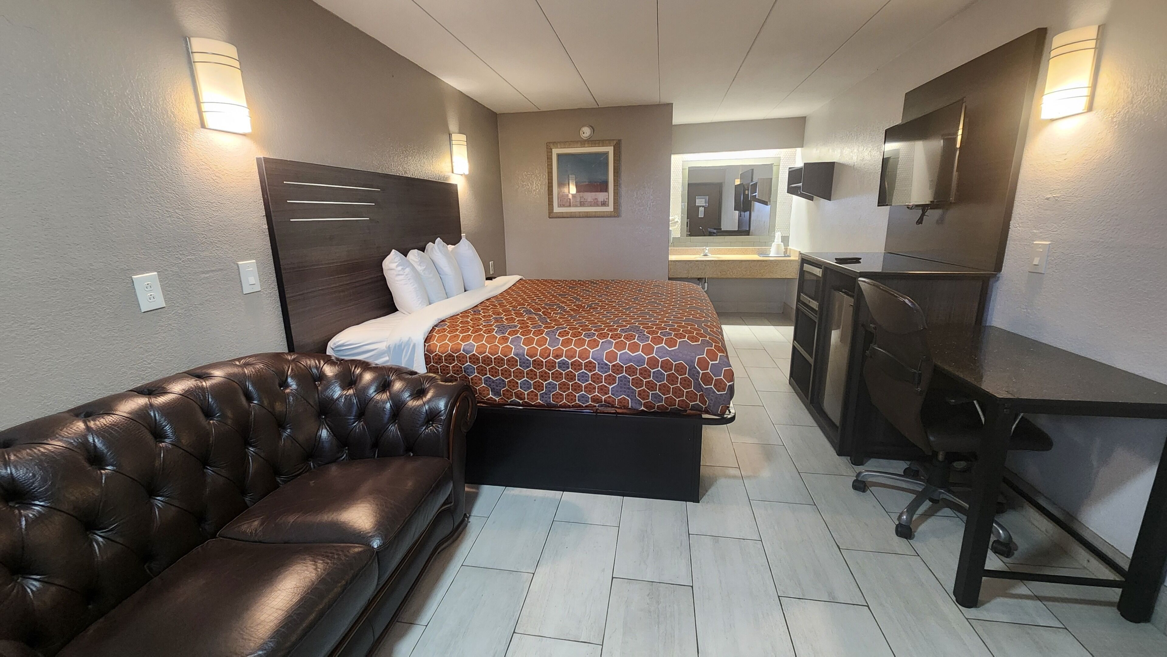 Työpöytä, kannettavalle tietokoneelle sopiva työtila, pimennysverhot