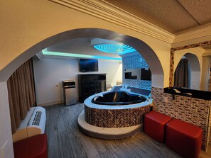 Suite, 1 cama de matrimonio grande, no fumadores, bañera de hidromasaje | 1 dormitorio, escritorio, espacio para trabajar con un portátil