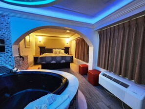 Escritorio, espacio para trabajar con laptop y cortinas blackout