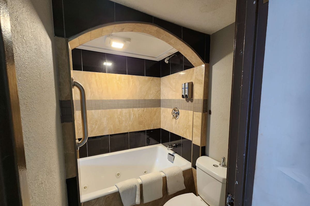 Suite, 1 très grand lit, fumeur (Contemporary) | Salle de bain