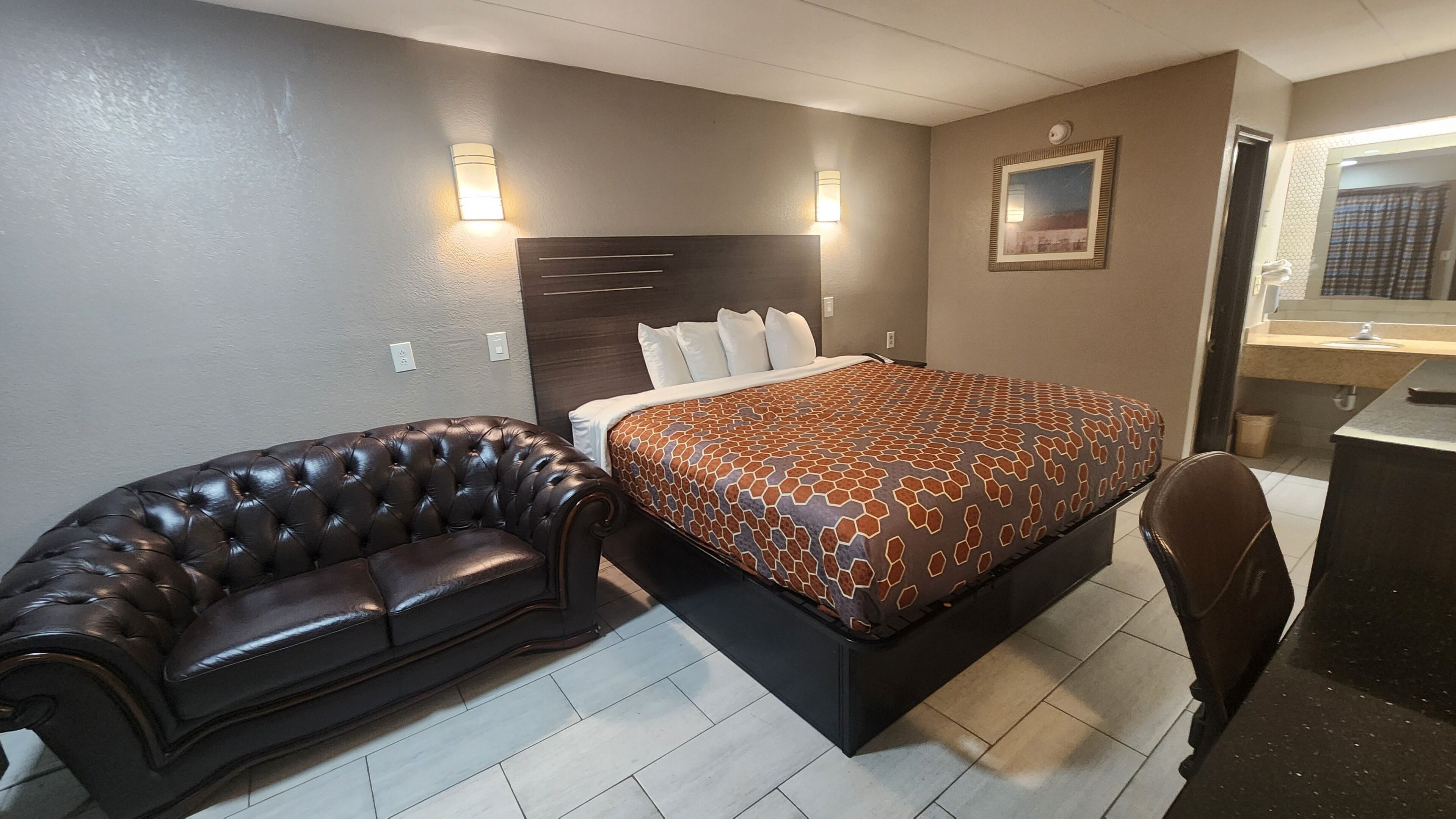 Työpöytä, kannettavalle tietokoneelle sopiva työtila, pimennysverhot