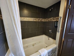 Suite - 1 kingsize-seng - ryger (Supreme) | Badeværelse | Hårtørrer, håndklæder, Sæbe, Shampoo