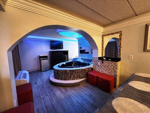Suite, 1 cama de matrimonio grande, no fumadores, bañera de hidromasaje | 1 dormitorio, escritorio, espacio para trabajar con un portátil