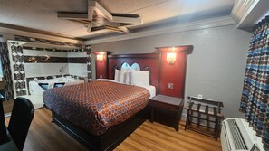 Honeymoon suite, 1 kingsize bed, roken | Een bureau, een laptopwerkplek, verduisterende gordijnen