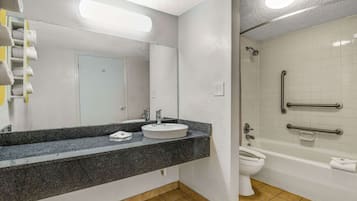 Combined shower/bathtub, hair dryer, towels