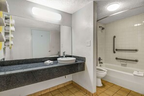 Habitación Deluxe, 1 cama de matrimonio grande, accesible para personas con discapacidad | Baño | Secador de pelo y toallas