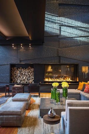 Bar en el lobby. The Baronette Renaissance Detroit-Novi Hotel